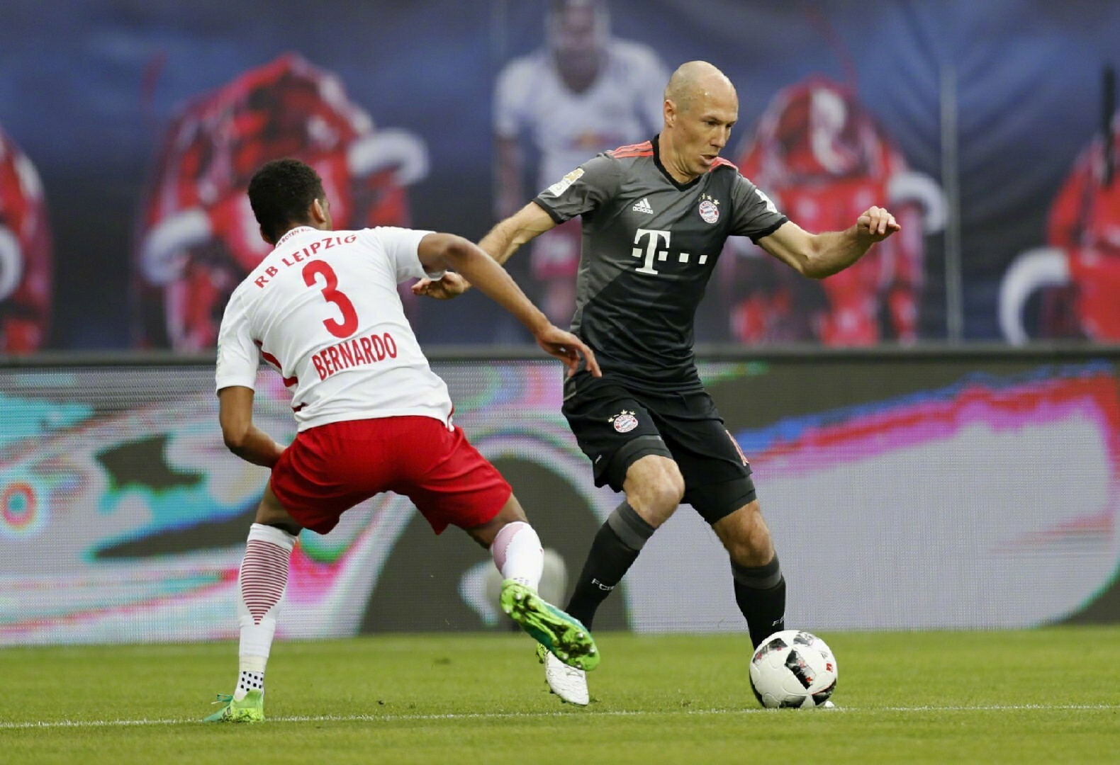 莱万多夫斯基重要时刻反败为胜，公牛带队取胜！